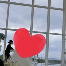 アートグレイス　ウエディングコースト　東京ベイの画像｜白を基調とした会場でドレスが映える！