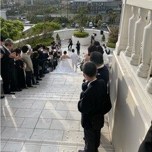 アートグレイス　ウエディングコースト　東京ベイの画像｜階段を降りる時ゲストがフラワーシャワーしてくれます。