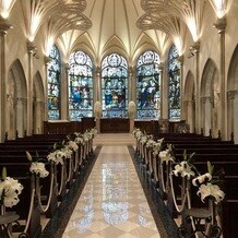 セントグレース大聖堂の画像｜本物のステンドグラスの挙式会場