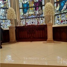 セントグレース大聖堂の画像｜ステンドグラスの正面の台(教壇？)