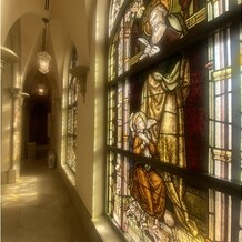 セントグレース大聖堂の画像｜チャペル内の両サイドの廊下にもステンドグラスがあり、とても綺麗です