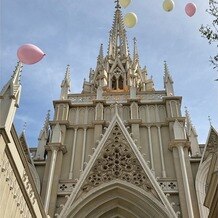 セントグレース大聖堂の画像｜バルーンリリース。青空に風船が映えます。