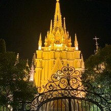 セントグレース大聖堂の画像｜挙式日当日夜のライトアップされたチャペル