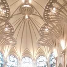 セントグレース大聖堂の画像｜パイプオルガンと聖歌隊の生歌がより素敵に聴こえるための天井なんだそうです。
