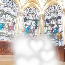 セントグレース大聖堂の画像｜前撮りでは、ステンドグラス前にラフに座って撮ったり、要望もきいてもらえます。