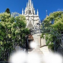 セントグレース大聖堂の画像｜外から全体をみたチャペル。ゲストは、この門をくぐってチャペルへ。