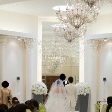 アプローズスクエア 名古屋迎賓館の画像｜天井のシャンデリアが豪華で品のあるチャペルです。