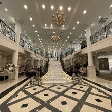 アプローズスクエア 名古屋迎賓館の画像｜ロビーの大階段（下アングル）