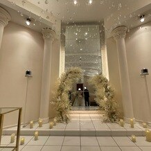 アプローズスクエア 名古屋迎賓館の画像｜チャペル奥、鏡とスワロフスキーが綺麗