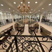 アプローズスクエア 名古屋迎賓館の写真｜ロビーの大階段上アングル（お菓子撒きなどできそう）