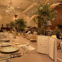 ストリングス　ウエディングヒルズの画像｜流しテーブルに高さのある装花