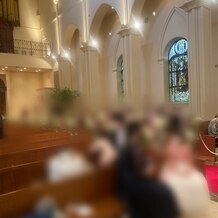 アートグレイス ウエディングシャトーの画像｜教会の椅子にはソーシャルディスタンスで密にならないようにひとせき空けても広々です。