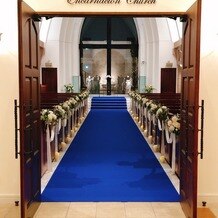 パラシオ・デ・ビアナ　ベル・カーサの画像｜教会。
白いウェディングドレスが映える
ブルーのバージンロードです。