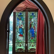 モンサンミッシェル大聖堂　～ザ・ガーデンコート～の画像｜入場する際にドアがあいた時に参列者から見える景色