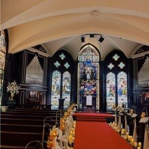 セント・ラファエロチャペル御堂筋の画像｜入り口から正面の風景