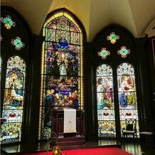 セント・ラファエロチャペル御堂筋の画像｜チャペルのステンドグラスです。