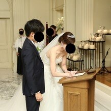 ザ・リッツ・カールトン大阪の画像｜結婚誓約書へのサイン