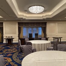 ザ・リッツ・カールトン大阪の画像｜窓からの光が入ってくる為、明るく開放感のある会場