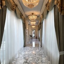 ザ・リッツ・カールトン大阪の写真｜チャペルまでの廊下