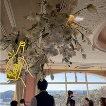 浜名湖オーベルジュ　キャトルセゾン　ＬｅｓＱｕａｔｒｅＳａｉｓｏｎｓＨａｍａｎａｋｏの写真｜天井から吊るされたメインテーブル装飾