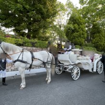 ザ・グリーンカーメル（Ｔｈｅ　Ｇｒｅｅｎ　Ｃａｒｍｅｌ）の画像｜退場時の白馬の馬車