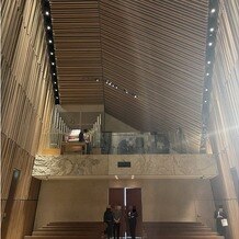 グランド ハイアット 東京の画像｜チャペルでは上から生演奏がふりそそぎます。これは壇上に上がった新郎新婦から見える景色です。