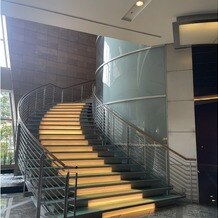 グランド ハイアット 東京の写真｜玄関入ってすぐの階段で撮影もされてました！