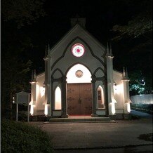 旧軽井沢礼拝堂 旧軽井沢ホテル音羽ノ森の画像｜夜はライトアップされて綺麗です