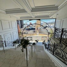 ララシャンス 迎賓館の写真｜フラワーシャワーができる階段
