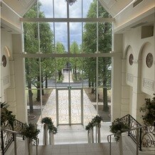 ララシャンス　ベルアミーの写真｜チャペルを出ると緑が溢れる景色が広がっています