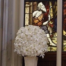 伊勢山ヒルズの画像｜ステンドグラスに負けない存在感のある美しい装花