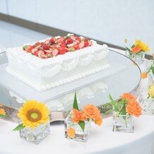 アルモニーアンブラッセ ウエディングホテルの写真｜少人数用のウェディングケーキ。
