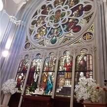 セントアクアチャペルみなとみらいの画像｜大聖堂のステンドグラスはとても素敵です。