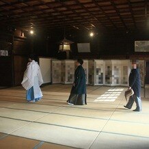 四柱神社／神道庵（しんとうあん）の写真｜宮司様を先導に新郎・新郎親族から入場