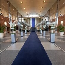 グランドニッコー東京 台場の画像｜台場駅からホテルに入ってすぐの挙式会場は、ブルーの絨毯が素敵でした