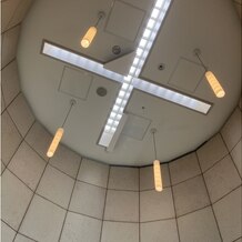 グランドニッコー東京 台場の画像｜チャペルルミエール前の新郎新婦控室の天井。ここは窓がなく少々寂しく感じます