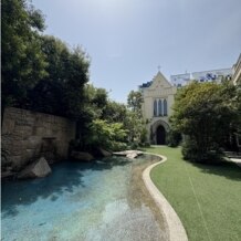 ホテルグランドティアラ南名古屋の画像｜ガーデン入り口から撮影したガーデンとチャペルの写真です