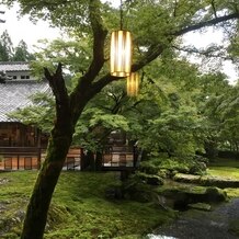 SHOZAN &nbsp;RESORT &nbsp;KYOTO（しょうざんリゾート京都）の画像｜親族待合室から見えた景色。披露宴会場と隣接するテラスと紅葉の時期に変化する景色も楽しみ。