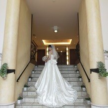 南青山ル・アンジェ教会の画像｜この階段は、ドレスを撮るにあたりとてもロマンチックなところです。後ろ姿がより美しく写ります。