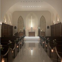 南青山ル・アンジェ教会の画像｜バージンロード。本物のキャンドルが温かみを添えてくれます。