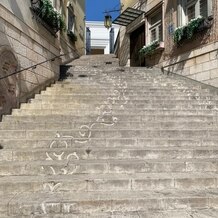 覚王山ル・アンジェ教会の画像｜挙式場まで続く大階段。つるが2本描かれておりストーリーのある大階段