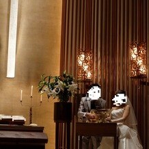 覚王山ル・アンジェ教会／RESTAURANT VITRA NAGOYAの画像｜結婚証明書を作成している新郎新婦