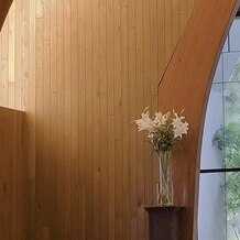 京都ノーザンチャーチ北山教会の画像｜新郎新婦が真ん中にいるので少し横の方ですが、木と曲線と光の入り方がすてきでした。