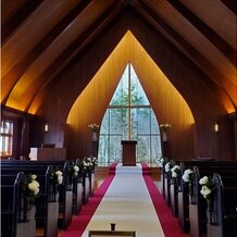 京都ノーザンチャーチ北山教会の画像｜バージンロードの白と赤のカーペットがすてき。