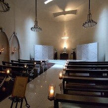 北山ル・アンジェ教会の写真｜天井部分のシャンデリアは電気なので、明るさの調節が出来て雰囲気を変えられる