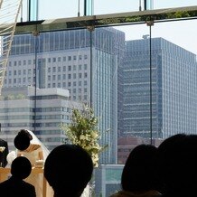 パレスホテル東京（PALACE HOTEL TOKYO）の画像｜挙式会場の前面がガラス張りでとても開放感がある空間です。