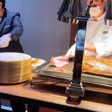 パレスホテル東京（PALACE HOTEL TOKYO）の画像｜ローストビーフのカットシーン