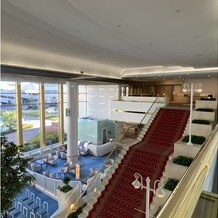 東京ベイ舞浜ホテル ファーストリゾートの画像｜この赤い階段でドレス着て写真撮りたいです
