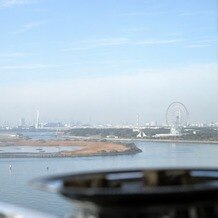 東京ベイ舞浜ホテル ファーストリゾートの写真｜窓から海と観覧車が見えます。