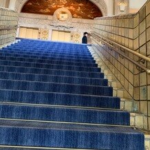 ホテルニューグランドの画像｜ホテルロビーの階段